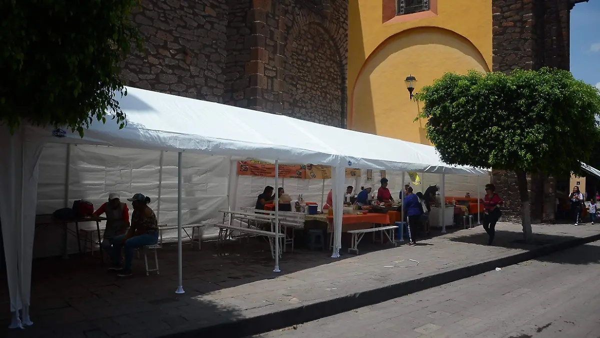 Mientras llegan a acuerdos las 12 familias de comerciantes trabajaran solo los días festivos a un costado de la parroquia.